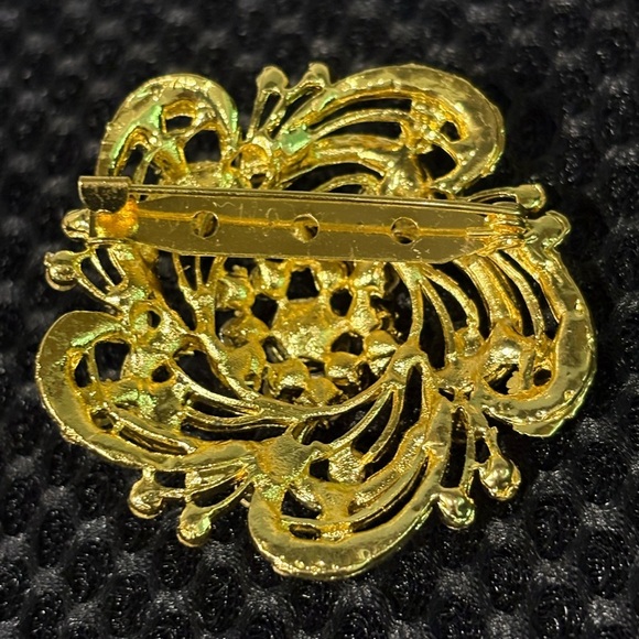 Vintage Gold Filigree Rhinestone Brooch - Sparkling Floral Statement Pin - Picture 3 of 7